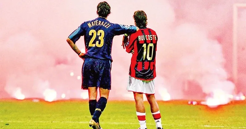 Hình ảnh biểu tượng về lịch sử đối đầu nảy lửa giữa AC Milan và Inter Milan trong trận derby Serie A tại San Siro.