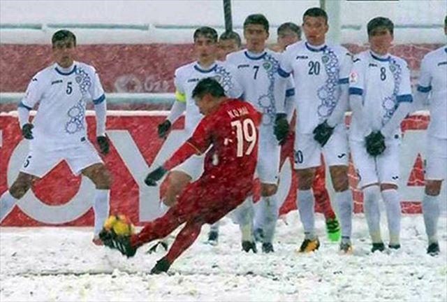 Khoảnh khắc ăn mừng của các cầu thủ Olympique Lyonnais sau một bàn thắng quan trọng tại đấu trường UEFA Champions League, thể hiện tinh thần chiến đấu và thành tích châu Âu.