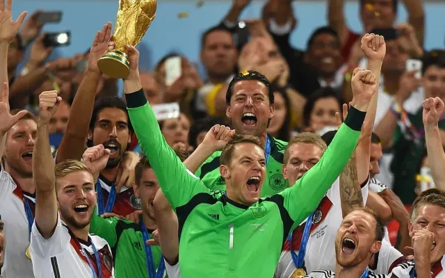 Khoảnh khắc lịch sử Manuel Neuer nâng cao chiếc cúp vàng World Cup 2014 cùng đội tuyển Đức, đỉnh cao sự nghiệp quốc tế.