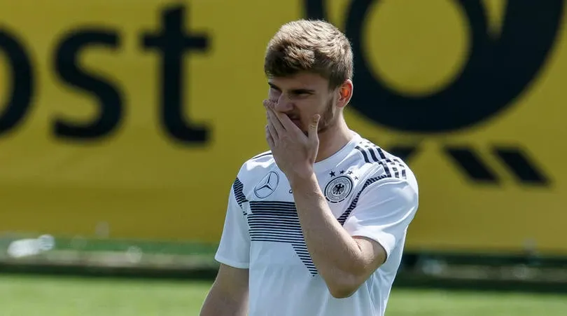 Mario Gomez dứt điểm ghi bàn sắc bén trong màu áo đội tuyển quốc gia Đức tại giải đấu lớn
