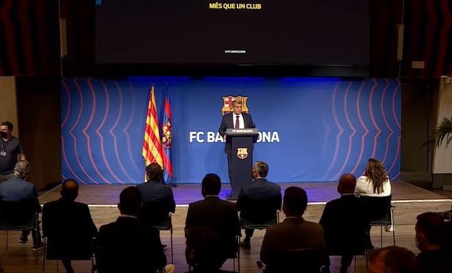 Lionel Messi buồn bã rời Barcelona, đánh dấu kết thúc kỷ nguyên vàng và bắt đầu quá trình thay đổi đội hình của CLB.