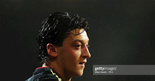 Hình ảnh Mesut Özil trầm tư, đại diện cho di sản phức tạp và phong cách chơi bóng đầy nghệ thuật của anh.
