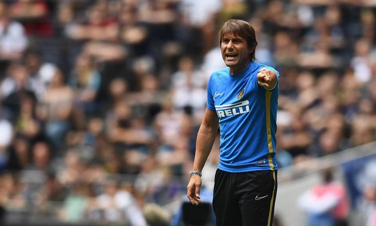 Cầu thủ Napoli tranh chấp bóng quyết liệt với đối thủ trong trận đấu quan trọng tại Serie A, thể hiện tham vọng cạnh tranh.