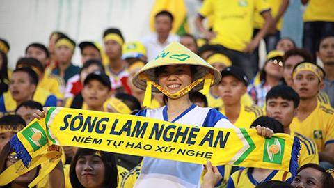 Biển người hâm mộ Eintracht Frankfurt cuồng nhiệt trong màu áo trắng tạo nên bức tường trắng ấn tượng trên khán đài trong một trận đấu Europa League