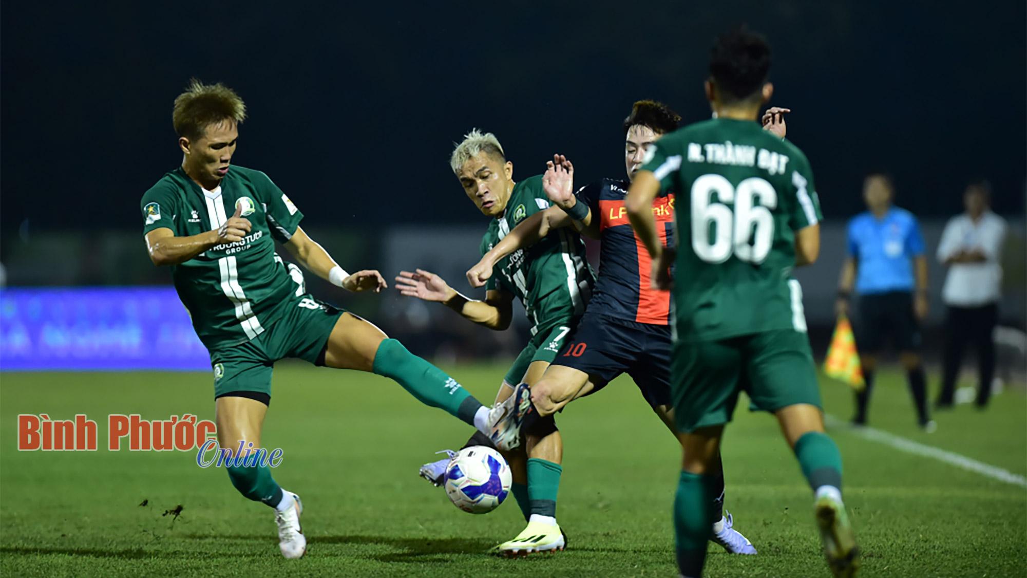 Các cầu thủ đội bóng tân binh Ligue 1 cùng nhau chia vui chiến thắng quan trọng với người hâm mộ trên khán đài sân nhà