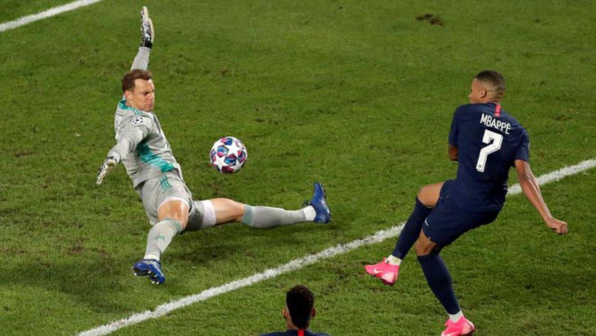 Oliver Kahn thực hiện pha cứu thua bằng đầu ngón tay ngoạn mục, thể hiện phản xạ và tinh thần chiến đấu của huyền thoại thủ môn Bayern Munich.