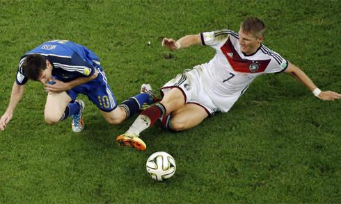 Hình ảnh Oliver Kahn, thủ môn huyền thoại đội tuyển Đức, nhận giải thưởng Quả bóng Vàng FIFA World Cup 2002 đầy tự hào.