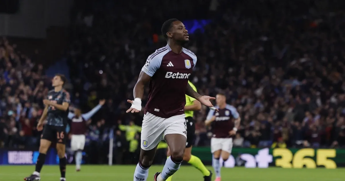 Tiền đạo Ollie Watkins của Aston Villa ăn mừng bàn thắng quan trọng, thể hiện vai trò chủ lực trên hàng công và tầm quan trọng trong đội hình