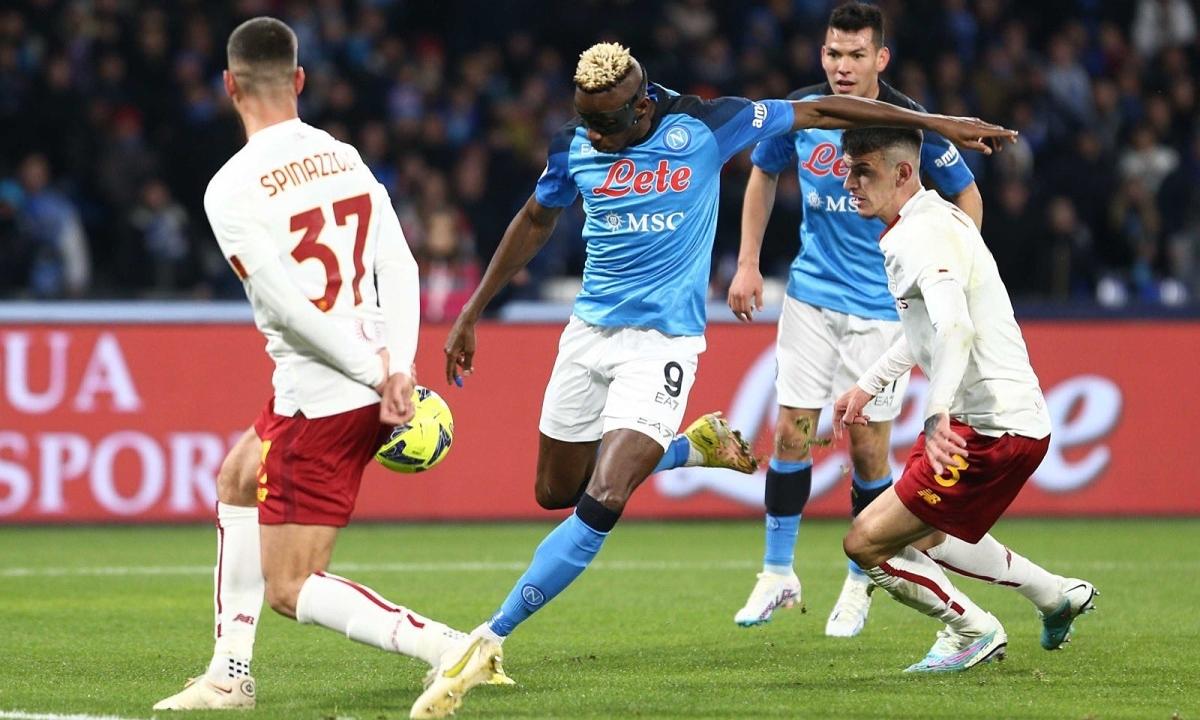 Tiền đạo Victor Osimhen ăn mừng bàn thắng quan trọng góp phần vào sự hồi sinh ngoạn mục của Napoli tại Serie A
