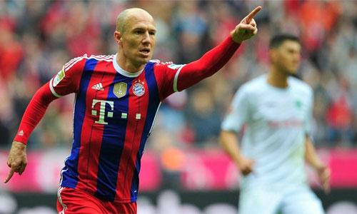 Cầu thủ Paderborn đang thực hiện một pha tấn công nhanh và quyết đoán trong trận đấu tại Bundesliga, phản ánh triết lý bóng đá của đội.