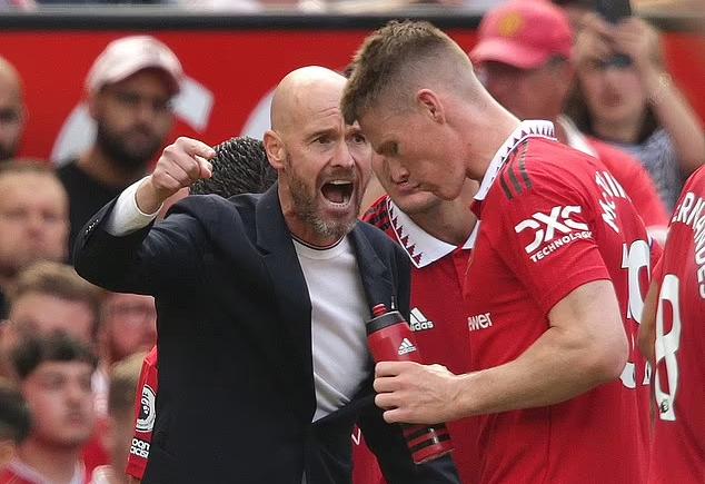 Khoảnh khắc tiền vệ Pascal Groß ăn mừng bàn thắng quan trọng ghi cho câu lạc bộ Brighton & Hove Albion tại giải Ngoại hạng Anh