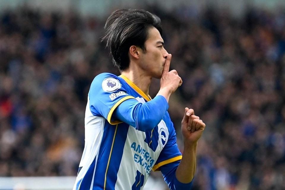 Tiền vệ Pascal Groß quan sát và thực hiện đường chuyền quyết định cho đồng đội tại Brighton trong một trận đấu Premier League