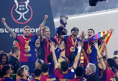 Pha tranh chấp bóng quyết liệt giữa cầu thủ Real Madrid và Barcelona trong trận chung kết Super Cup Tây Ban Nha 