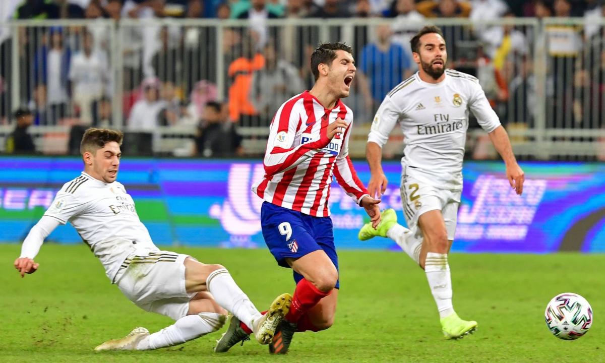 Hình ảnh Fede Valverde phạm lỗi chiến thuật ngăn cản Alvaro Morata trong trận chung kết Super Cup Tây Ban Nha 2020 giữa Real Madrid và Atlético Madrid. 