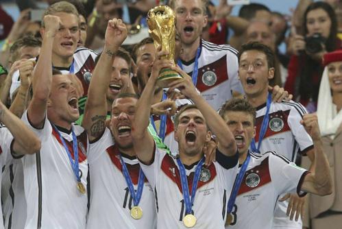 Hình ảnh Philipp Lahm nâng cao chiếc cúp Champions League cùng Bayern Munich, biểu tượng chiến thắng của huyền thoại bóng đá Đức.