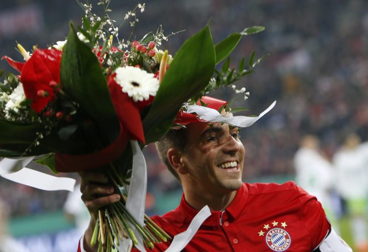 Khoảnh khắc lịch sử Philipp Lahm, đội trưởng đội tuyển Đức, nâng cúp vàng World Cup 2014 tại Brazil, đỉnh cao sự nghiệp huyền thoại.