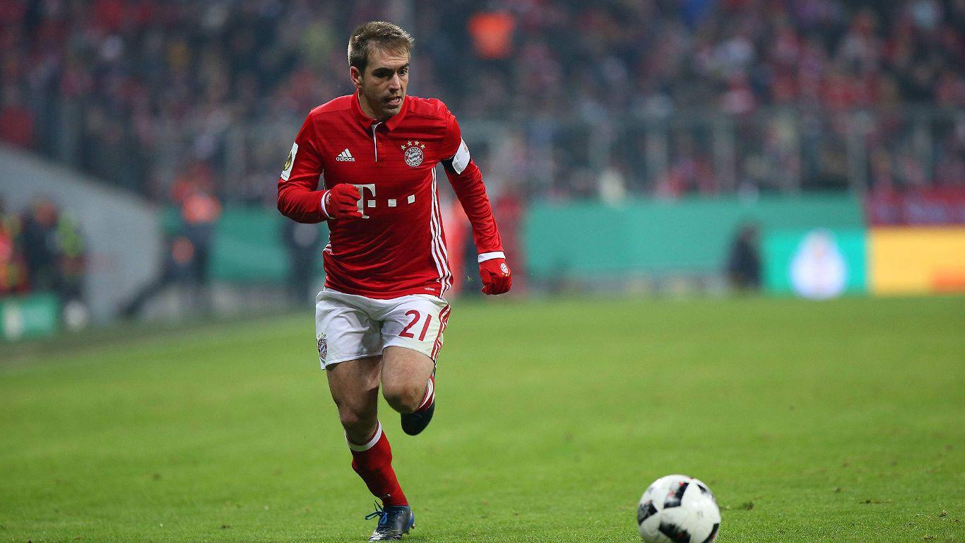 Huyền thoại Philipp Lahm thể hiện kỹ năng phòng ngự đỉnh cao và thông minh trong màu áo Bayern Munich trên sân cỏ Bundesliga.