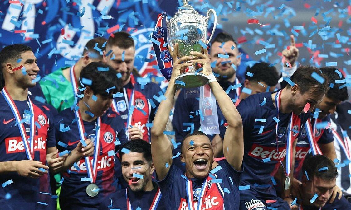 Toàn cảnh cầu thủ PSG kiểm soát bóng và triển khai tấn công áp đảo trong trận thắng Marseille 4-1