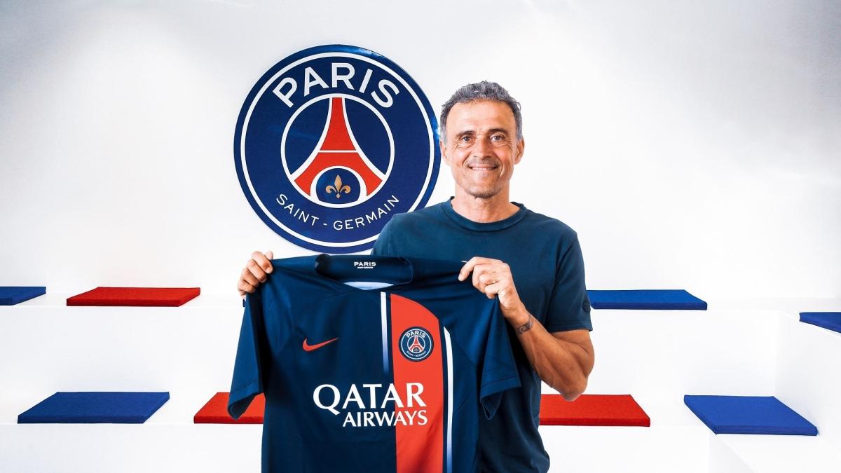 Tiền vệ Marco Verratti của Paris Saint-Germain kiểm soát bóng và điều phối lối chơi, thể hiện vai trò trung tâm trong hệ thống chiến thuật của Pochettino.