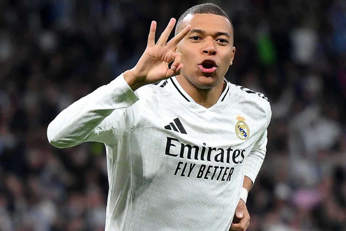 Đội hình Real Madrid nâng cao chiếc cúp Champions League danh giá, đánh dấu sự trở lại mạnh mẽ huy hoàng sau giai đoạn khó khăn.