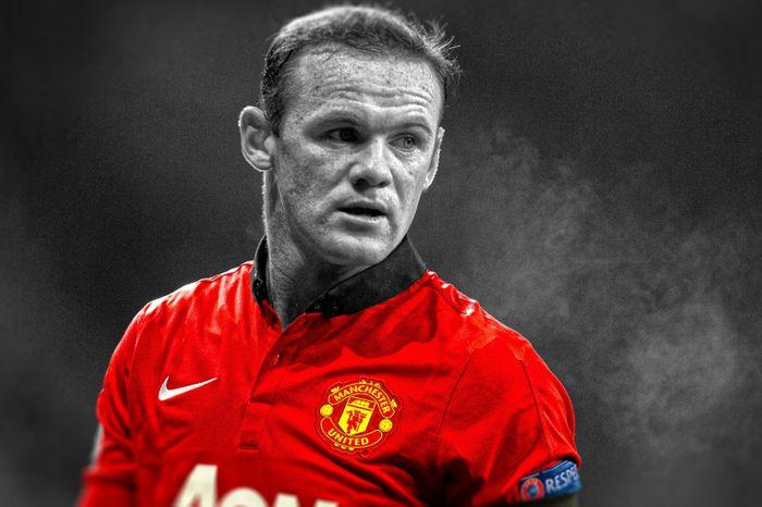 Wayne Rooney ăn mừng bàn thắng cuồng nhiệt trong màu áo Manchester United với logo CLB nổi bật