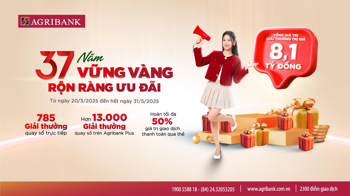 Khung cảnh sân vận động San Siro rực đỏ với cờ và pháo sáng từ cổ động viên AC Milan trong một trận đấu quan trọng tại Serie A