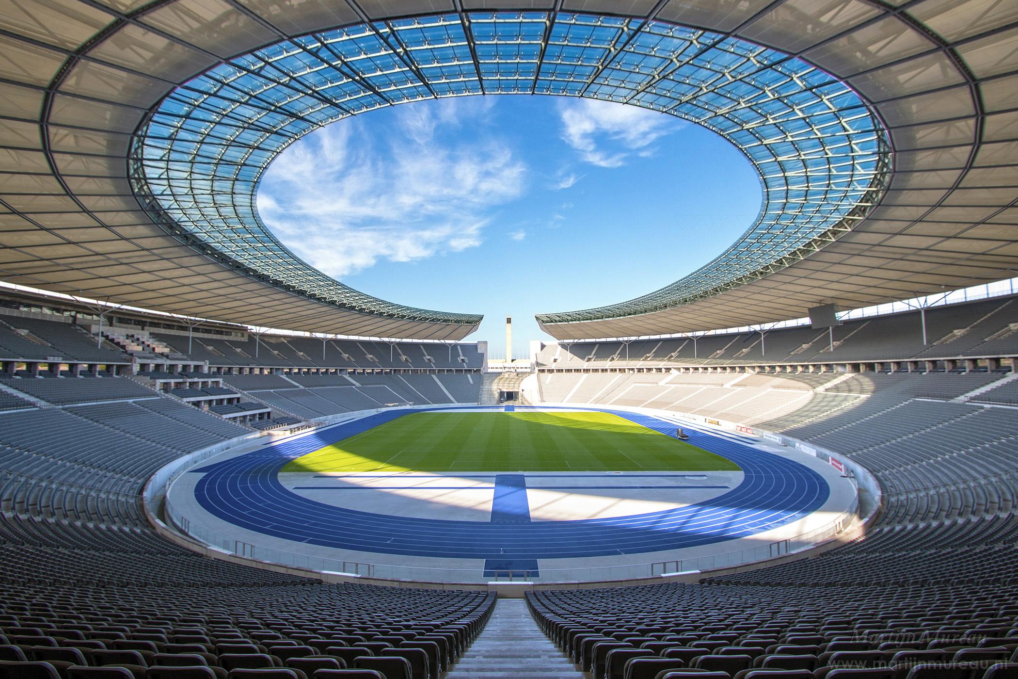 Toàn cảnh sân vận động Borussia-Park hiện đại, sân nhà của câu lạc bộ Borussia Mönchengladbach đầy tự hào trong một trận đấu