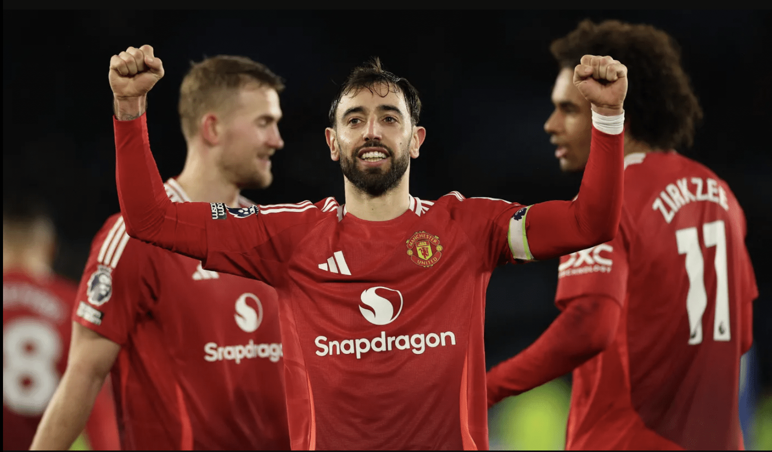 Hình ảnh sân vận động Tottenham Hotspur hiện đại vào ban đêm, sáng đèn rực rỡ, minh họa cho việc các CLB Premier League đầu tư mạnh vào cơ sở hạ tầng nhờ doanh thu TV.