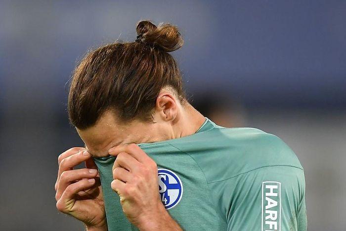 Các cầu thủ Schalke 04 tỏ ra thất vọng và buồn bã trên sân sau một trận thua quan trọng dẫn đến bi kịch xuống hạng khỏi Bundesliga.