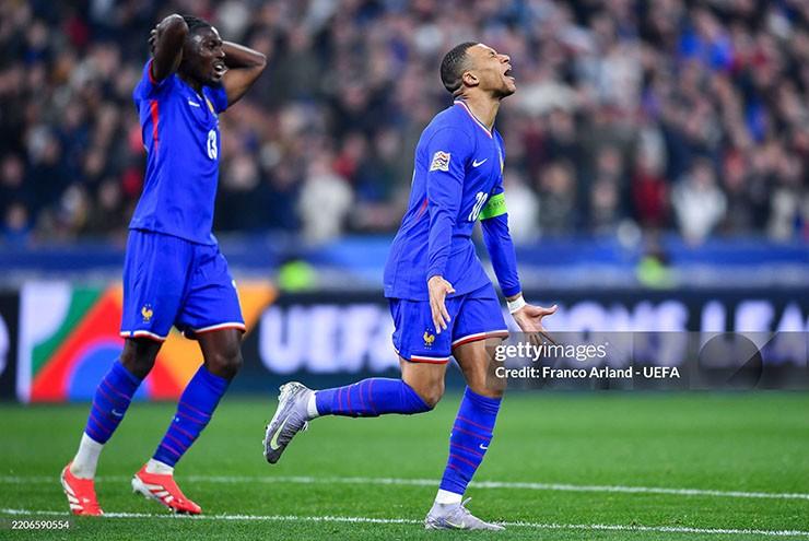 Kylian Mbappé và Karim Benzema, những cầu thủ Pháp siêu sao thành công vang dội tại các giải đấu lớn cấp CLB và ĐTQG.