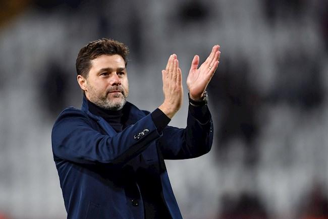 Hình ảnh biểu tượng so sánh kỷ nguyên của Thomas Tuchel và Mauricio Pochettino dẫn dắt đội hình siêu sao PSG