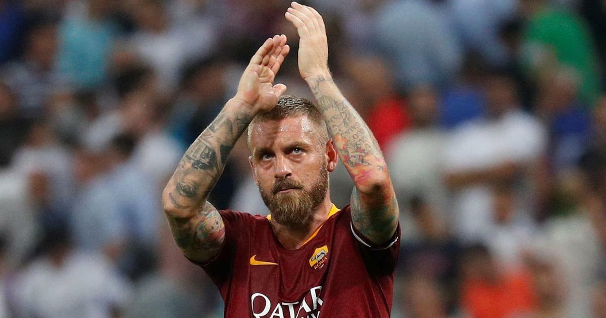 Hình ảnh pha tranh chấp bóng quyết liệt giữa cầu thủ AC Milan và AS Roma trong trận đấu tâm điểm Serie A.