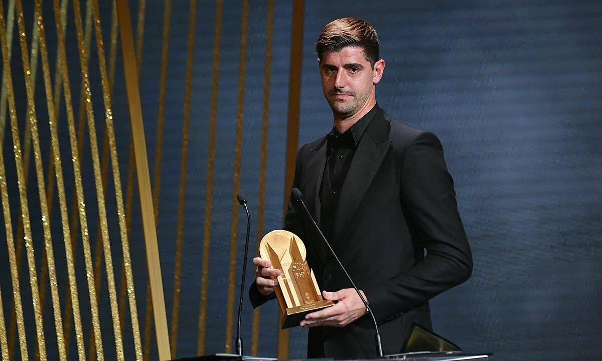 Thủ môn Thibaut Courtois thực hiện pha cứu thua xuất sắc cho Real Madrid tại giải bóng đá Tây Ban Nha mùa 2021-2022.