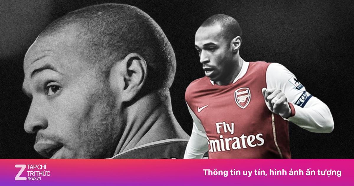Thierry Henry ký hợp đồng với Arsenal dưới sự chứng kiến của HLV Arsene Wenger, khởi đầu cho hành trình huyền thoại
