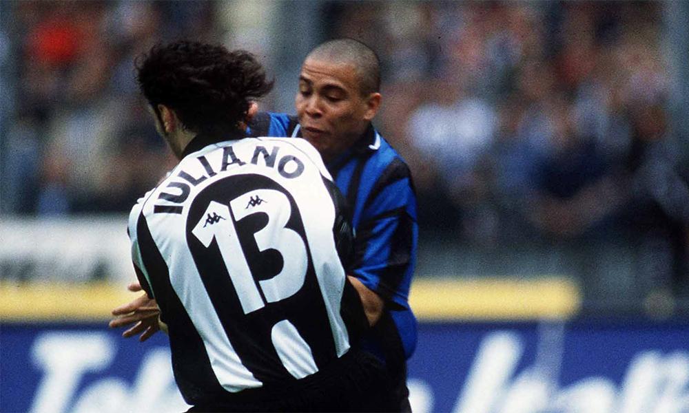 Khoảnh khắc gây tranh cãi nảy lửa trong trận đấu lịch sử giữa Inter Milan và Juventus mùa giải 1997-1998 tại Serie A