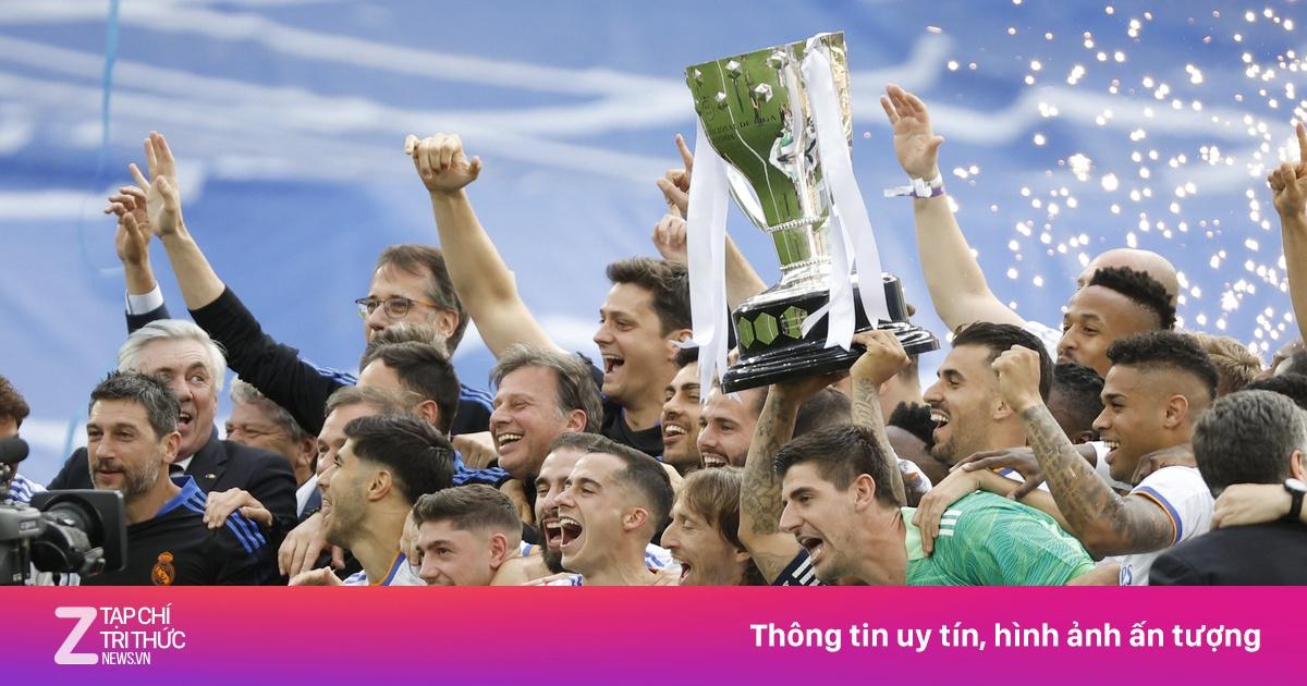 Khoảnh khắc ngôi sao Vinicius Jr của Real Madrid ăn mừng bàn thắng vào lưới Barcelona tại Super Cup đầy cảm xúc