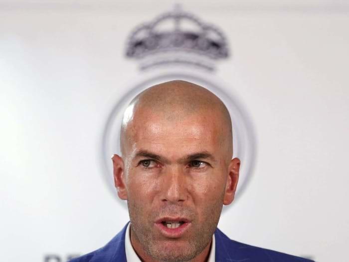 Zinedine Zidane, huấn luyện viên Real Madrid, đang đưa ra chỉ đạo chiến thuật cho cầu thủ bên đường biên sân Bernabeu