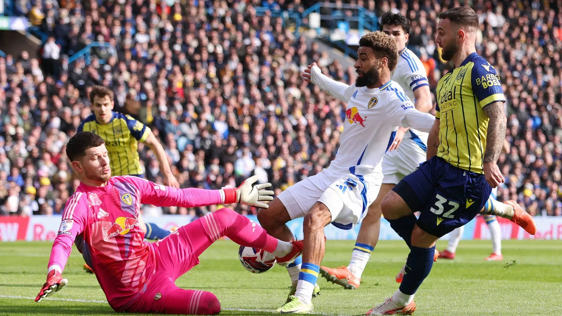 Adam Armstrong thi đấu cho West Brom đối đầu Leeds United