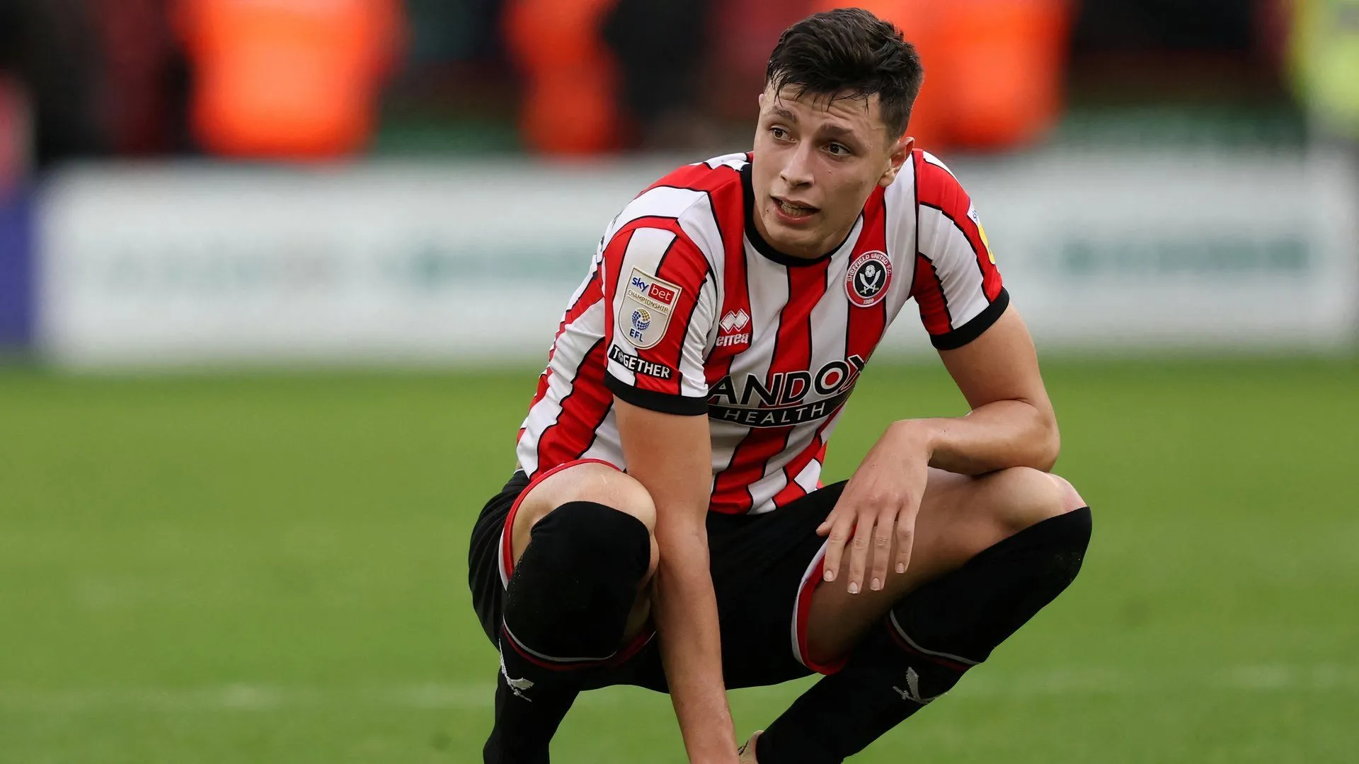 Anel Ahmedhodzic của Sheffield United tranh bóng