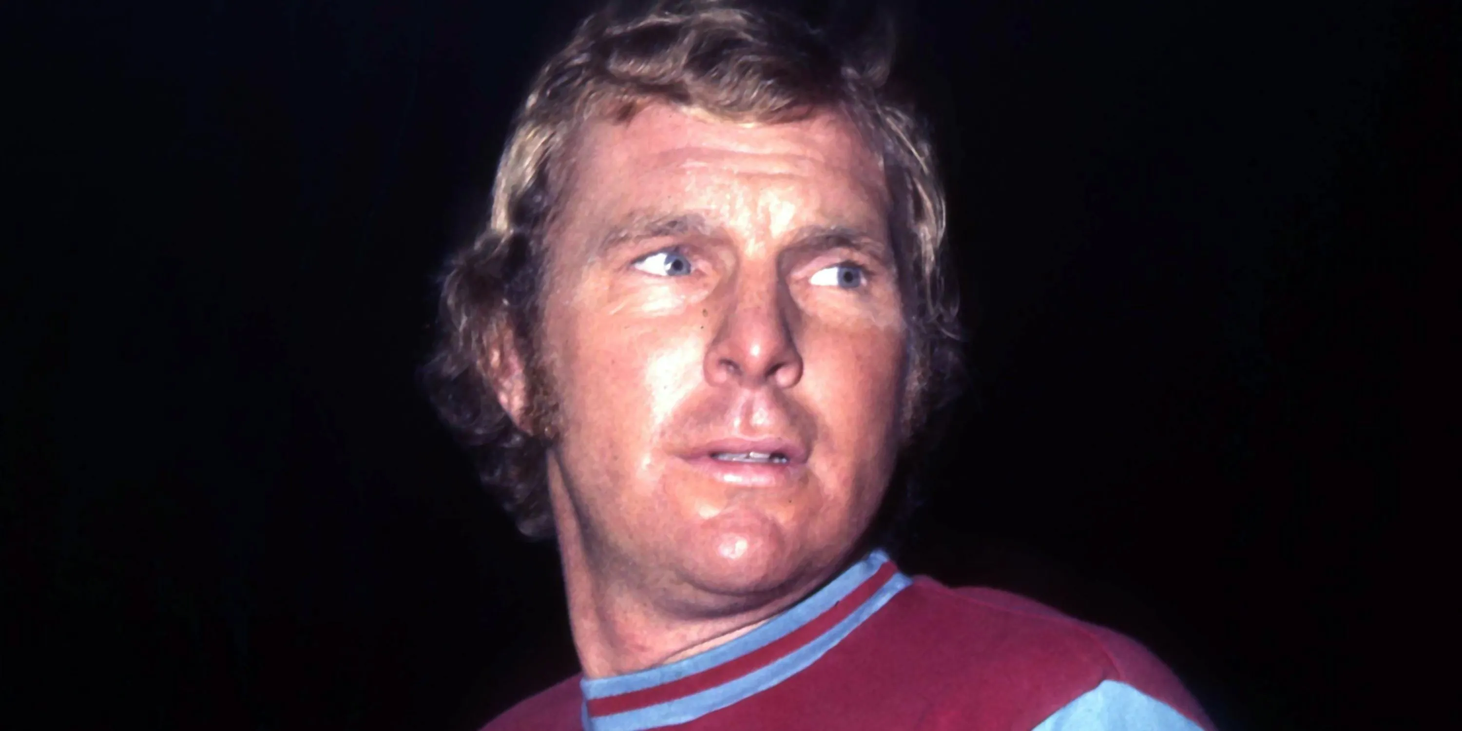 Bobby Moore nâng cao chiếc cúp World Cup 1966