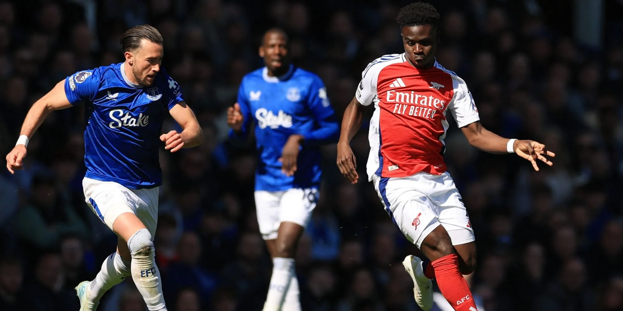 Các cầu thủ Arsenal ăn mừng bàn thắng tại sân Emirates