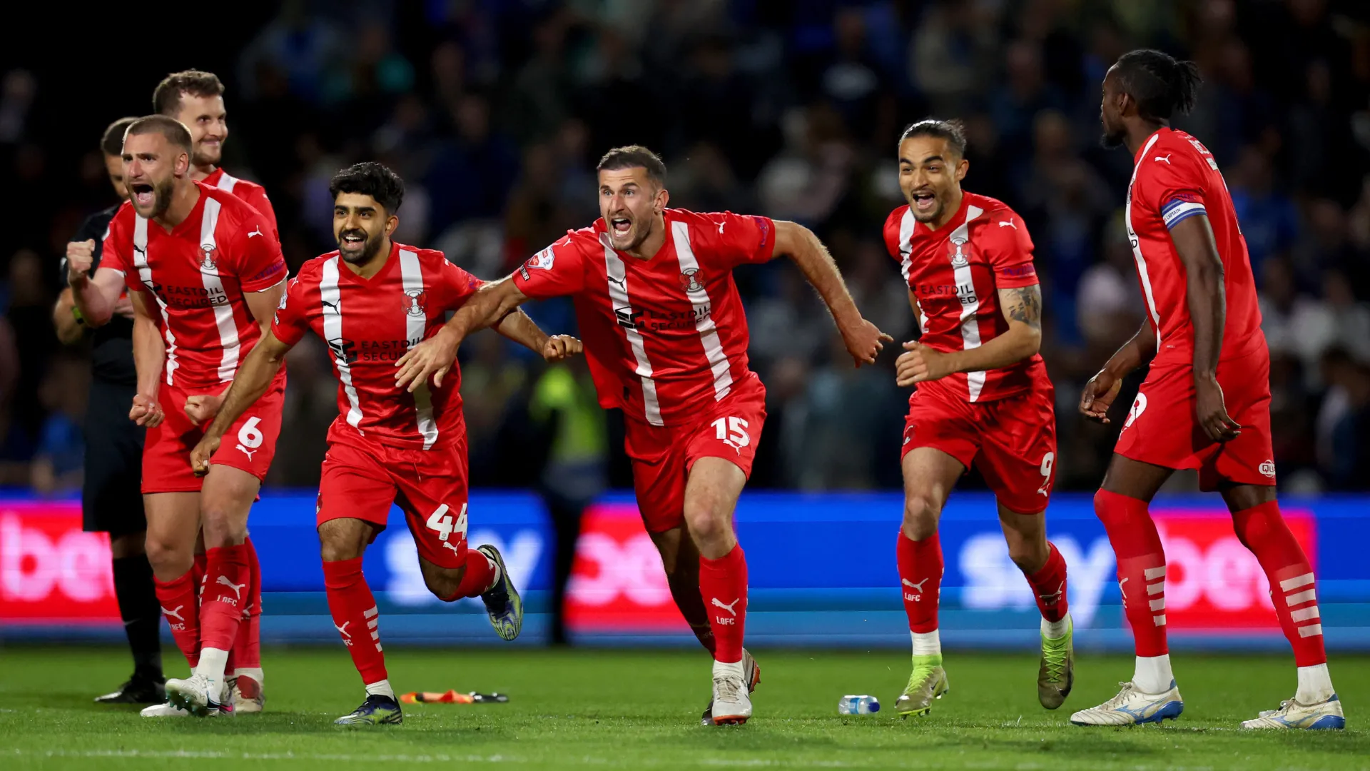 Các cầu thủ Leyton Orient ăn mừng chiến thắng trên chấm luân lưu trước Stockport