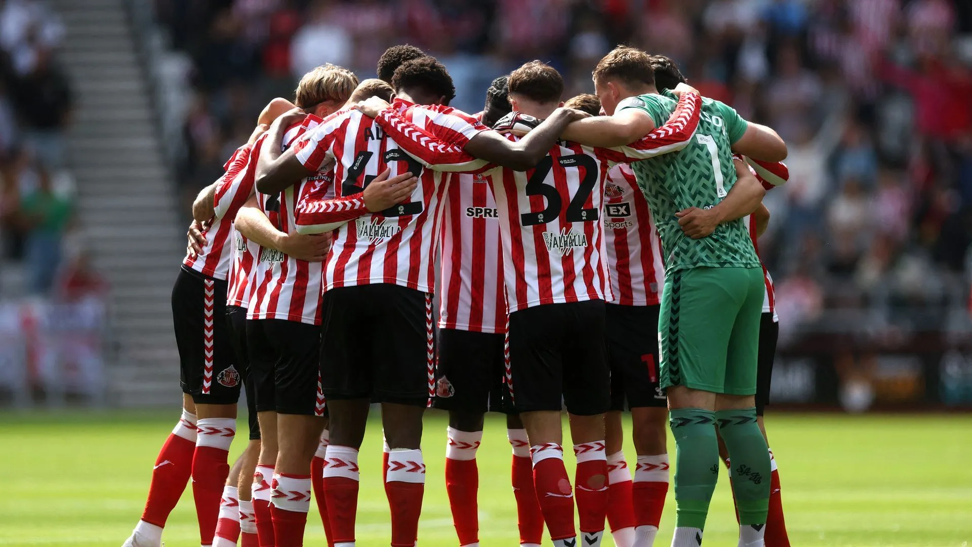 Các cầu thủ Sunderland đang thảo luận chiến thuật trước trận đấu quan trọng