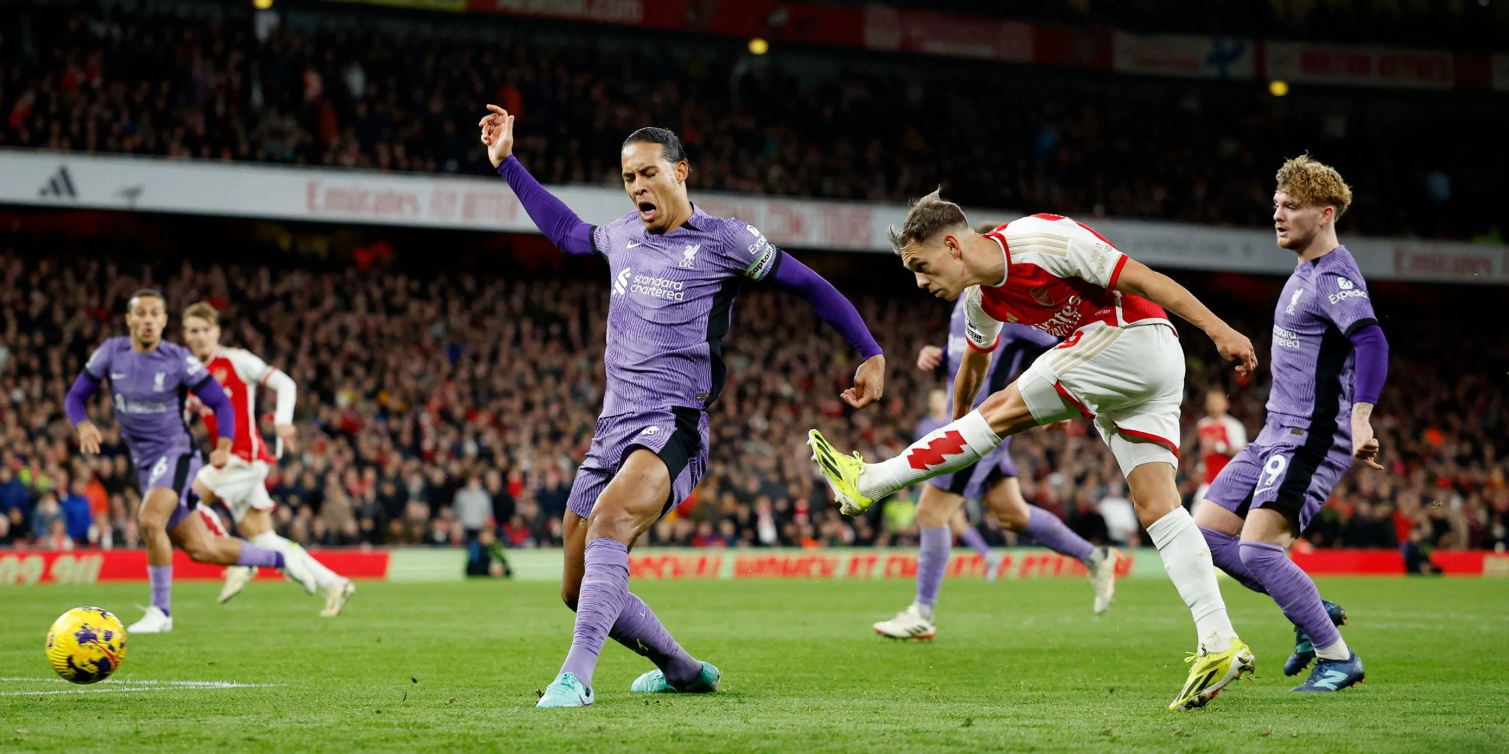 Cầu thủ Arsenal và Liverpool tranh chấp bóng trong trận đấu
