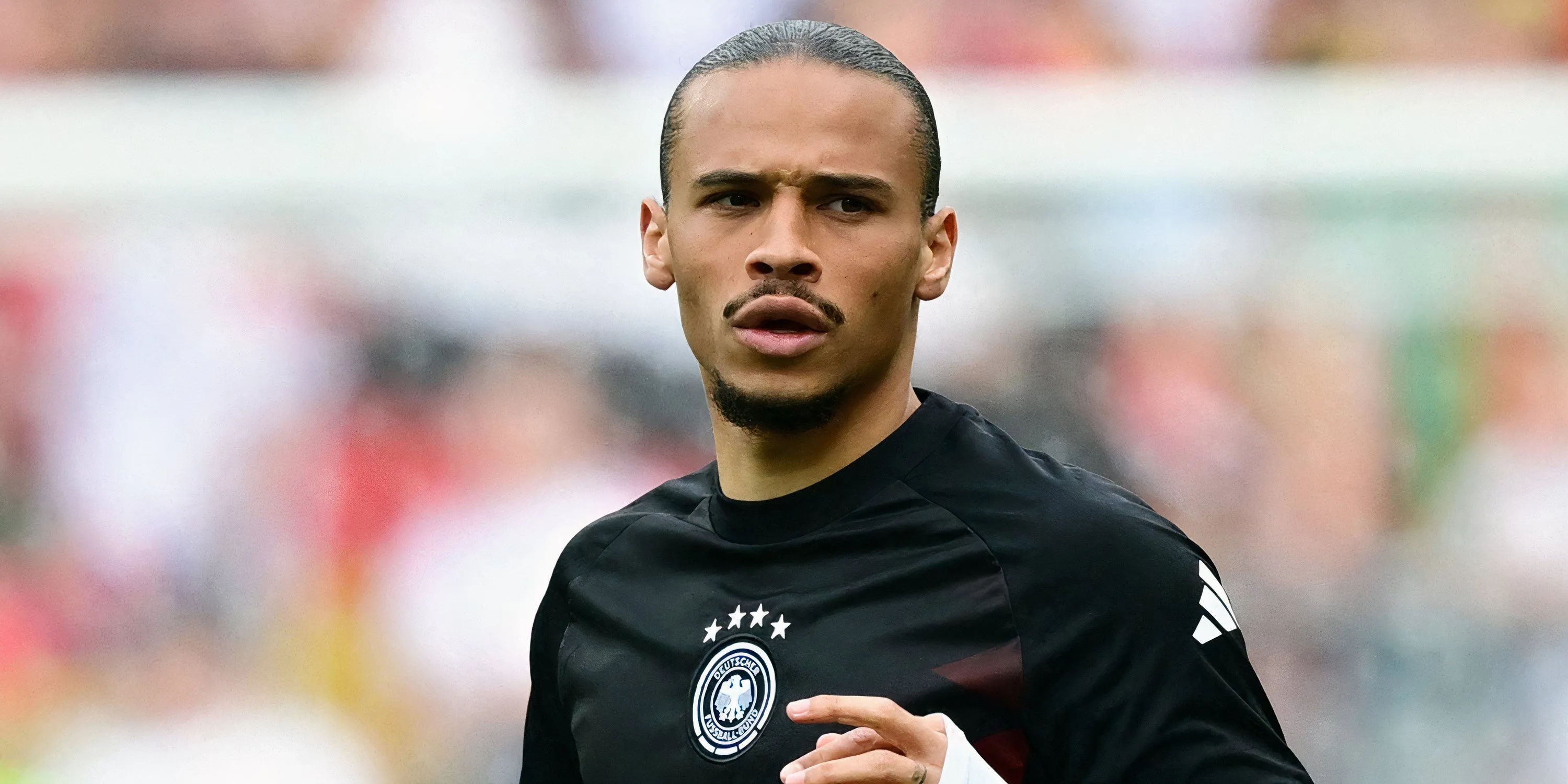 Cầu thủ chạy cánh người Đức Leroy Sane trong buổi khởi động trước trận