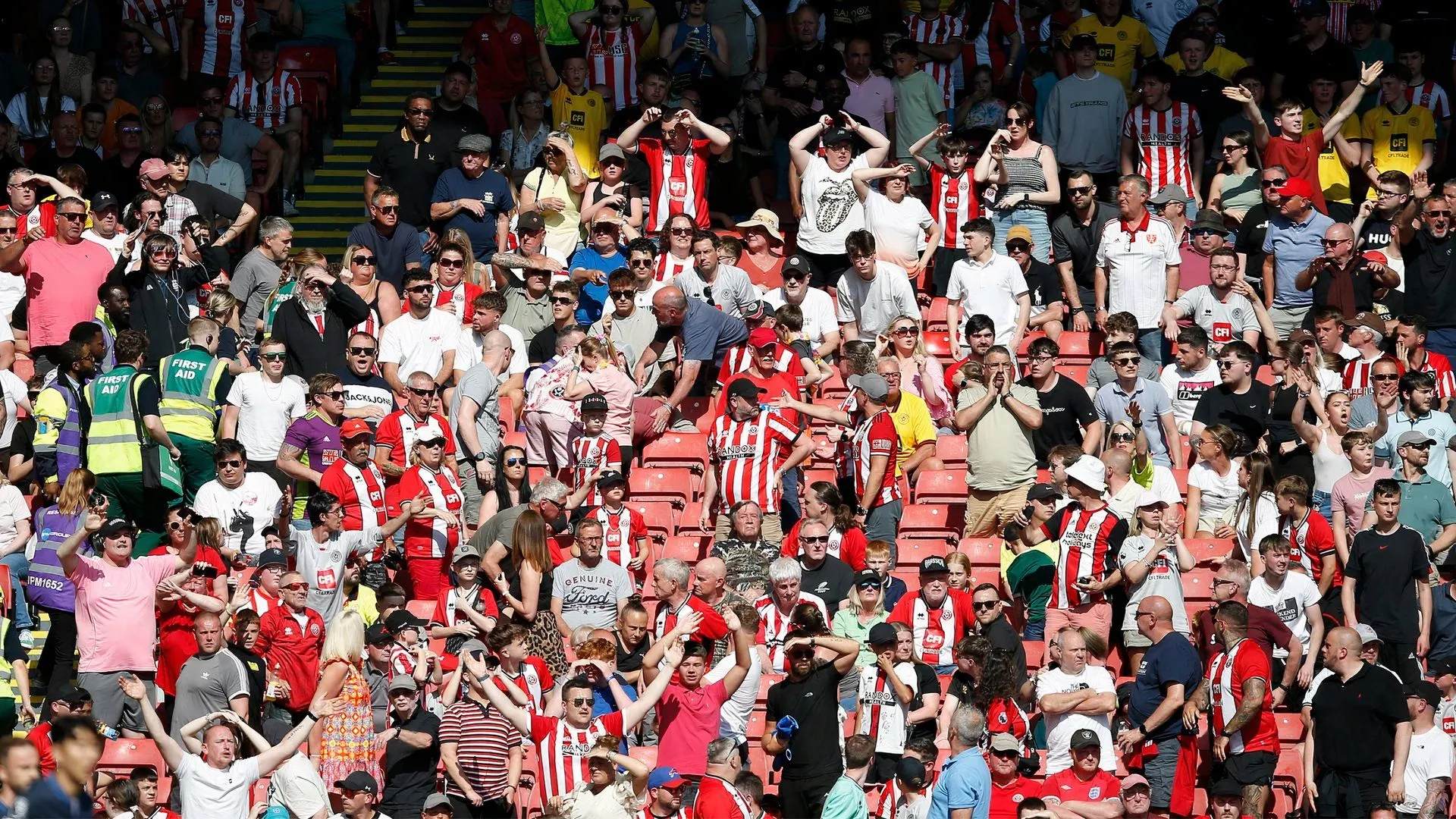 Cổ động viên Sheffield United cổ vũ cuồng nhiệt
