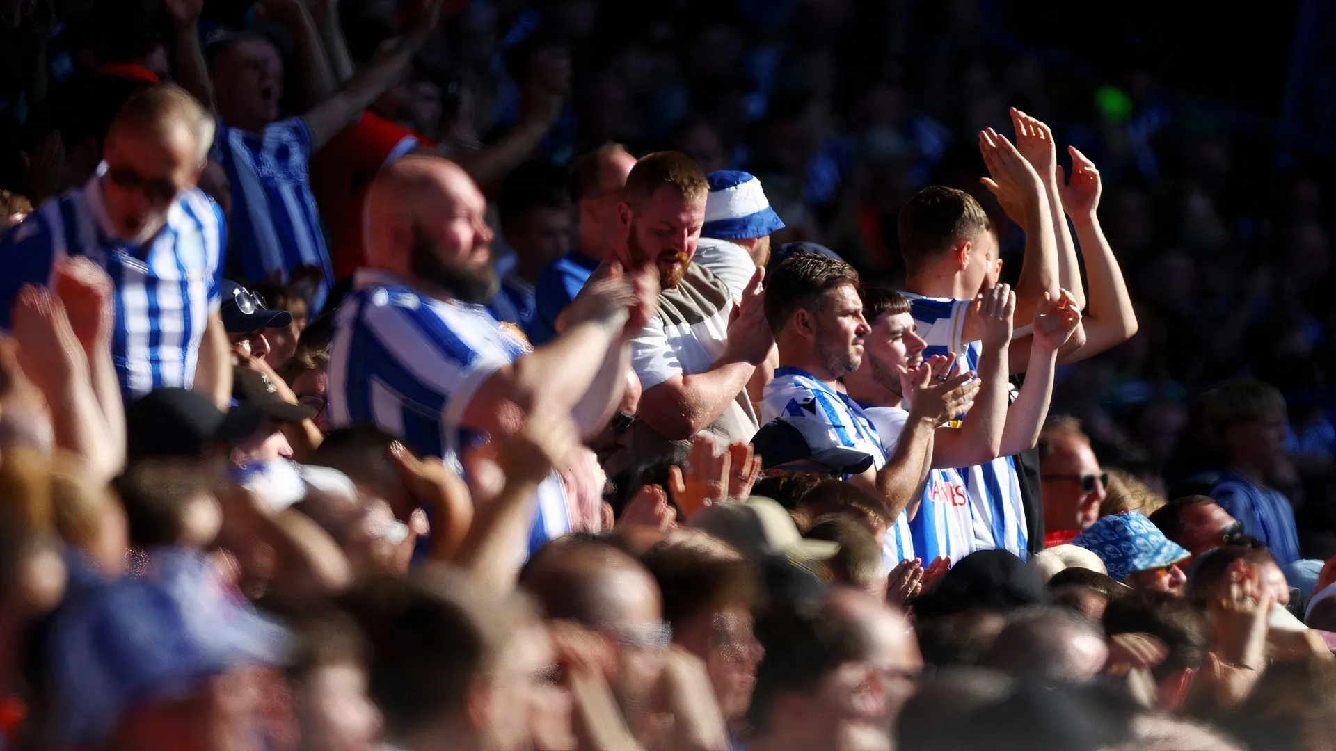 Cổ động viên Sheffield Wednesday trên khán đài sân Hillsborough