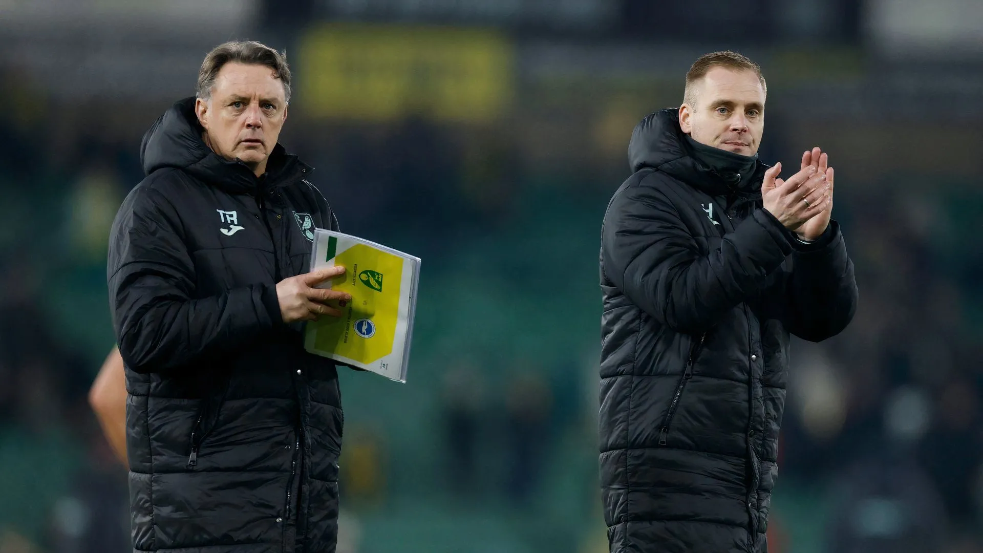 Cựu HLV Norwich City Johannes Hoff Thorup vẫy tay chào cổ động viên