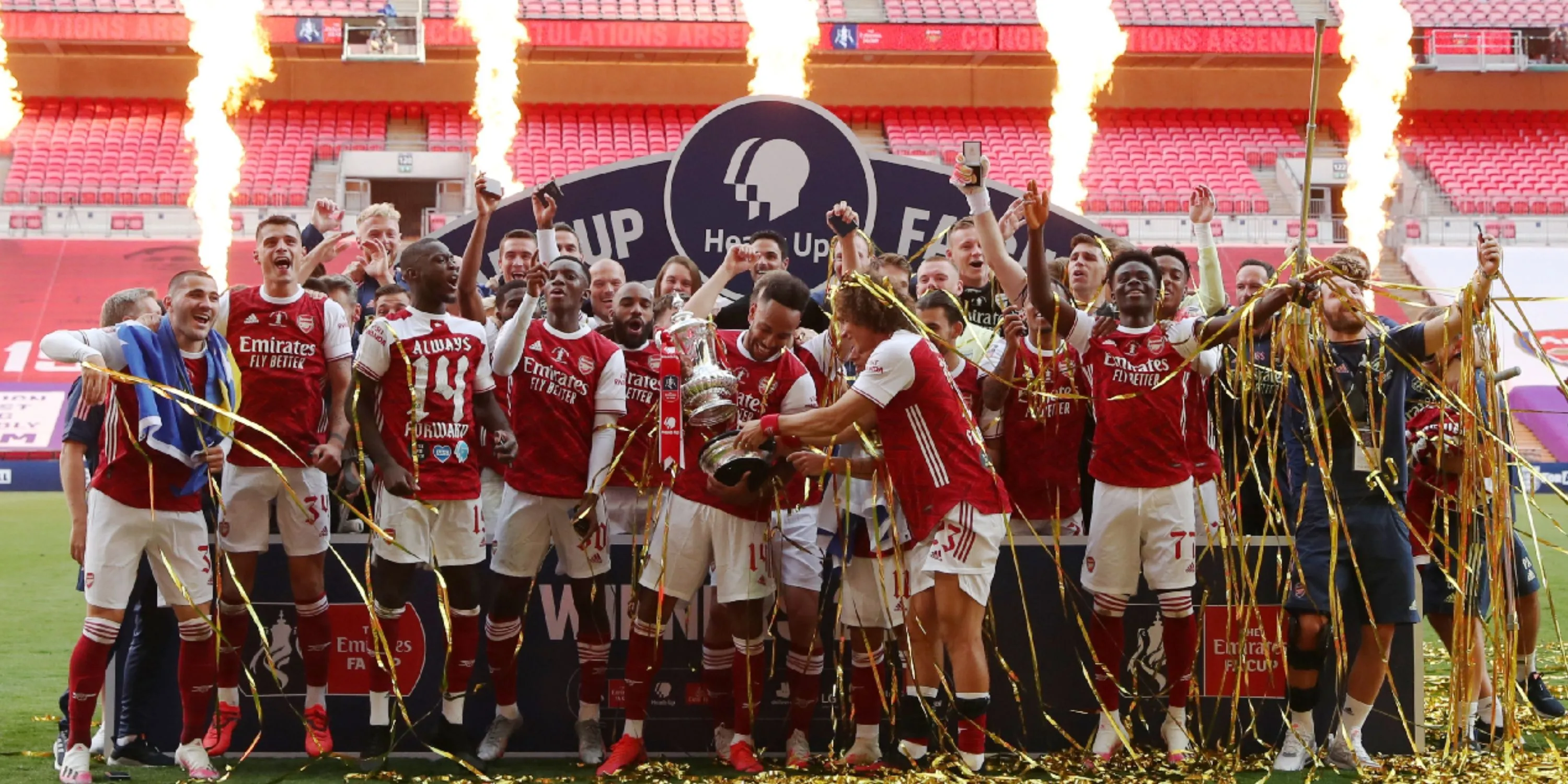 Đội hình Arsenal ăn mừng FA Cup 2020