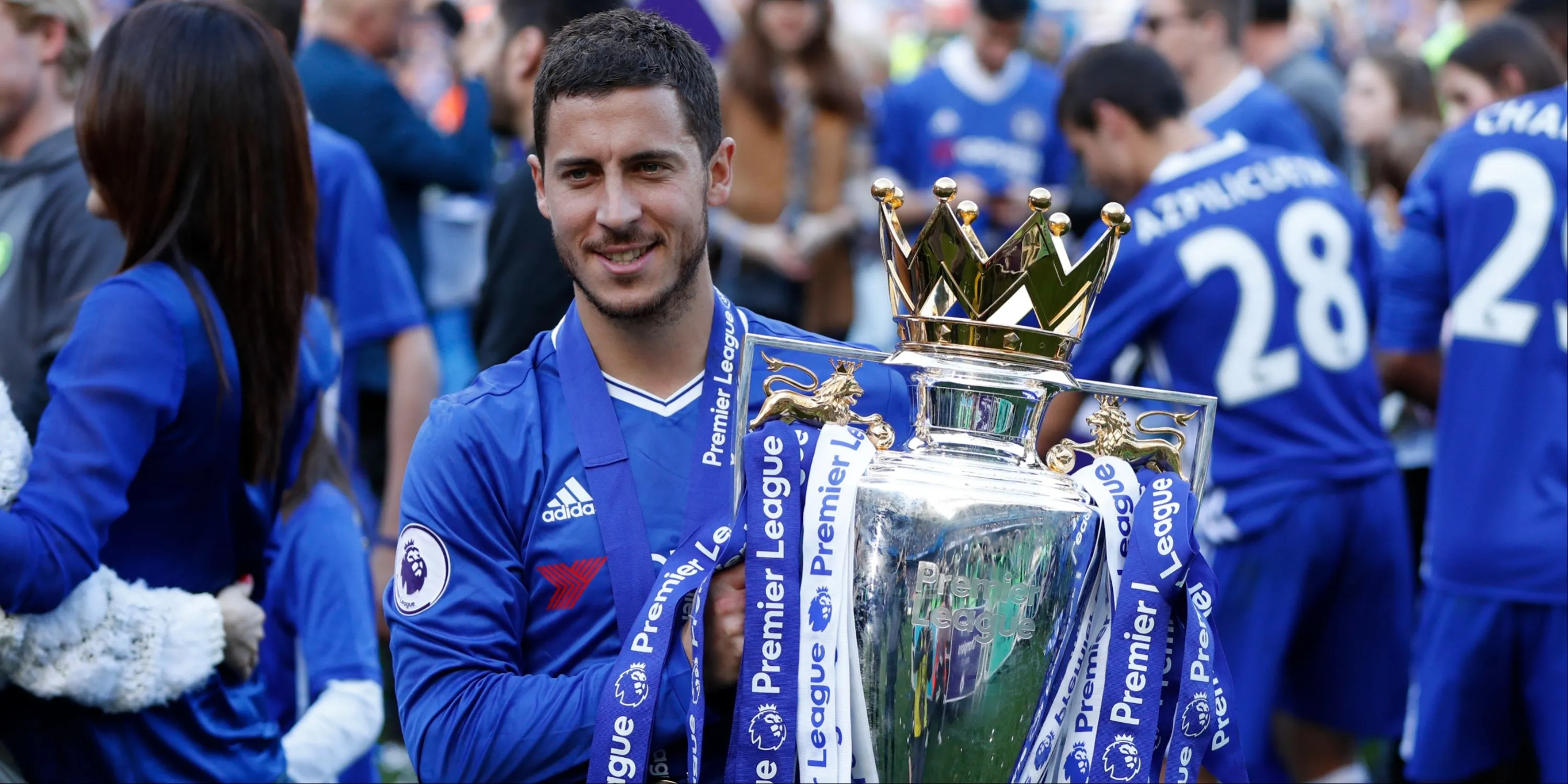 Eden Hazard ăn mừng chức vô địch Premier League cùng Chelsea